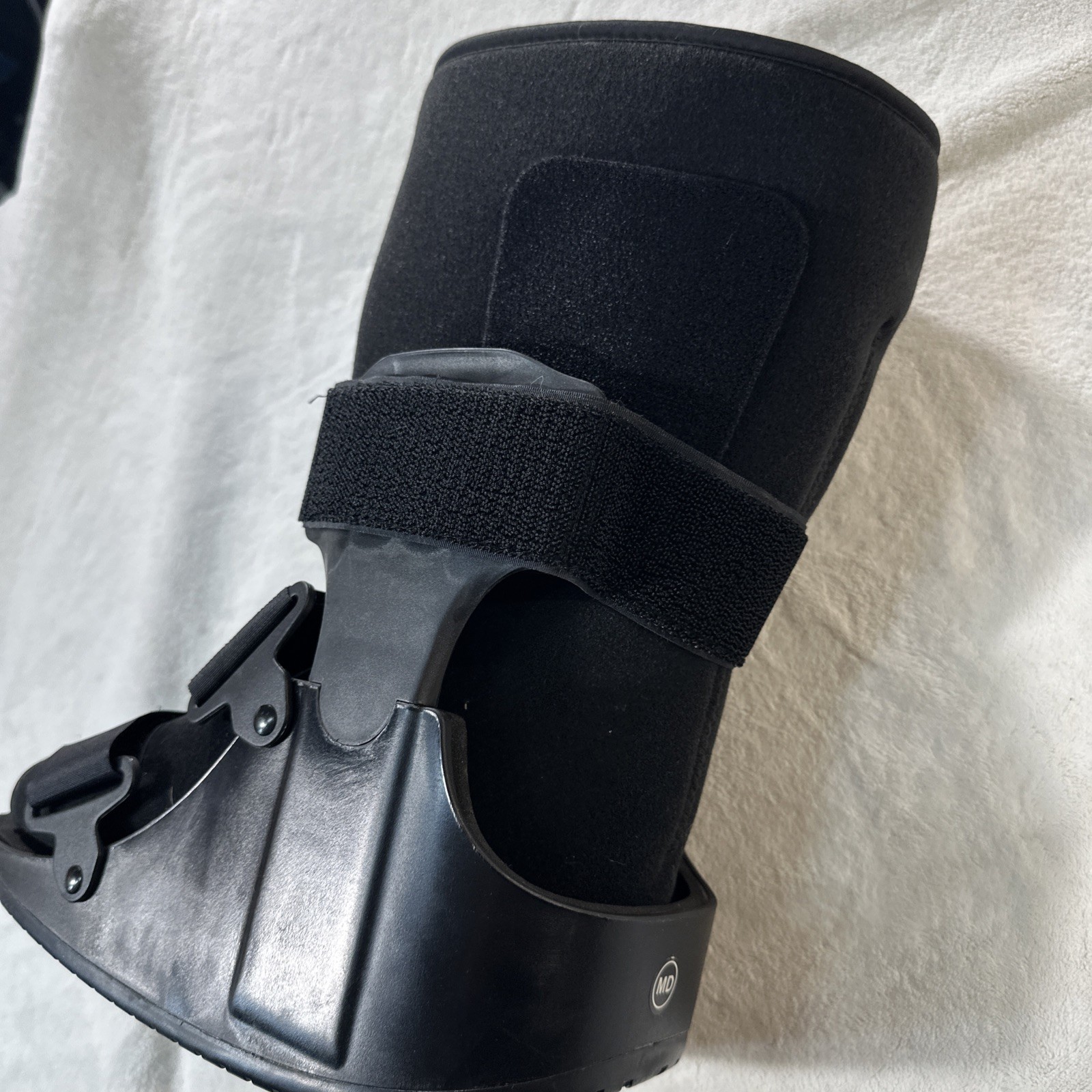 United Ortho Short Air Cam Walker Fracture Boot, MD Medium Black Clean