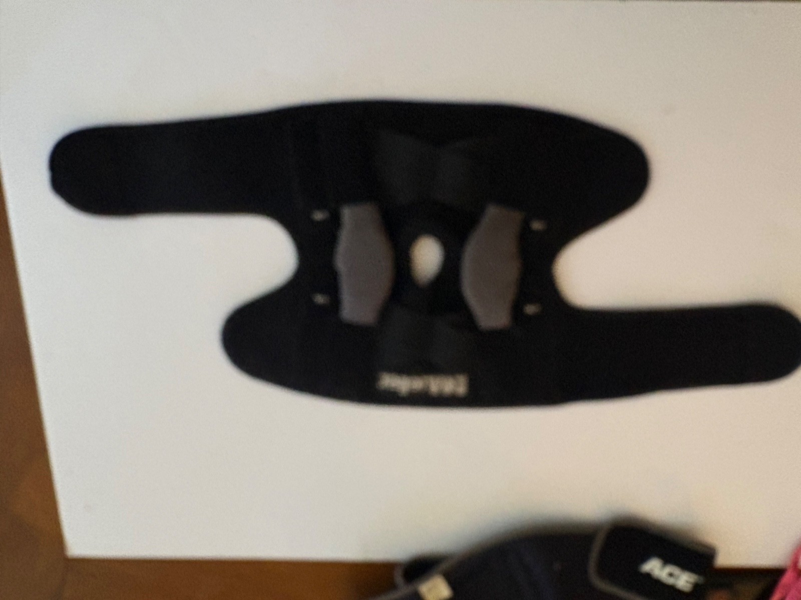 Mueller Sport Open Patella Hinged Wraparound Knee Brace Left or Right – L/XL