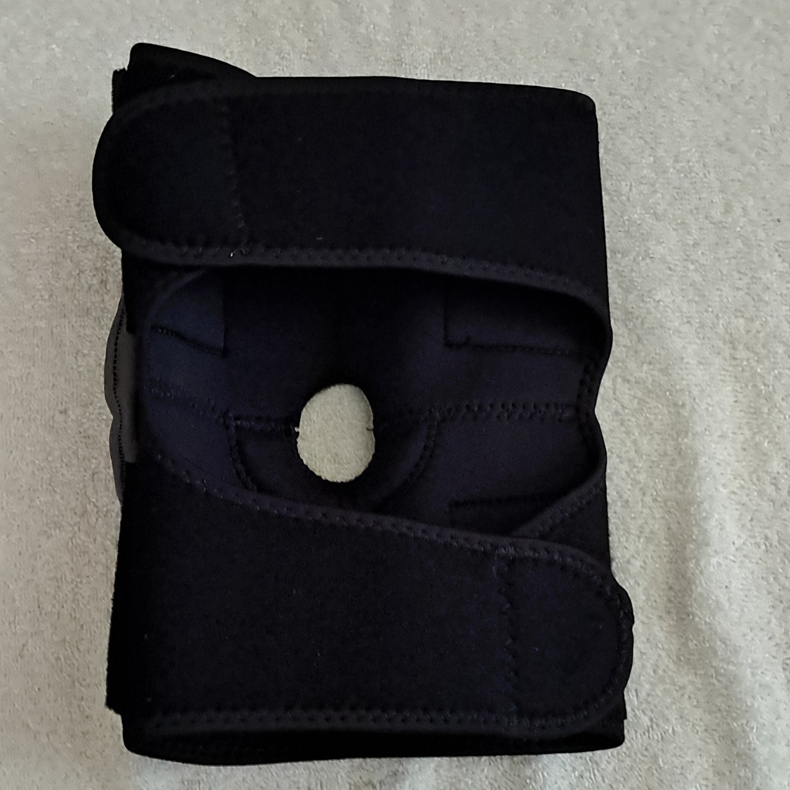 Mueller Knee Brace Stabilization Support Wrap Strap, Black, S/M (B5657)