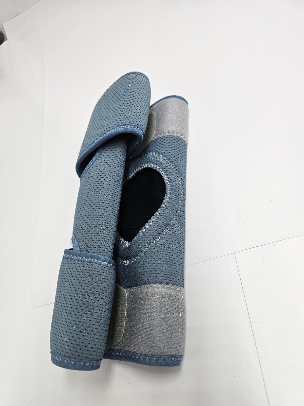 Curad Performance Ironman Series Strap Knee Support  / Round Compression Pad