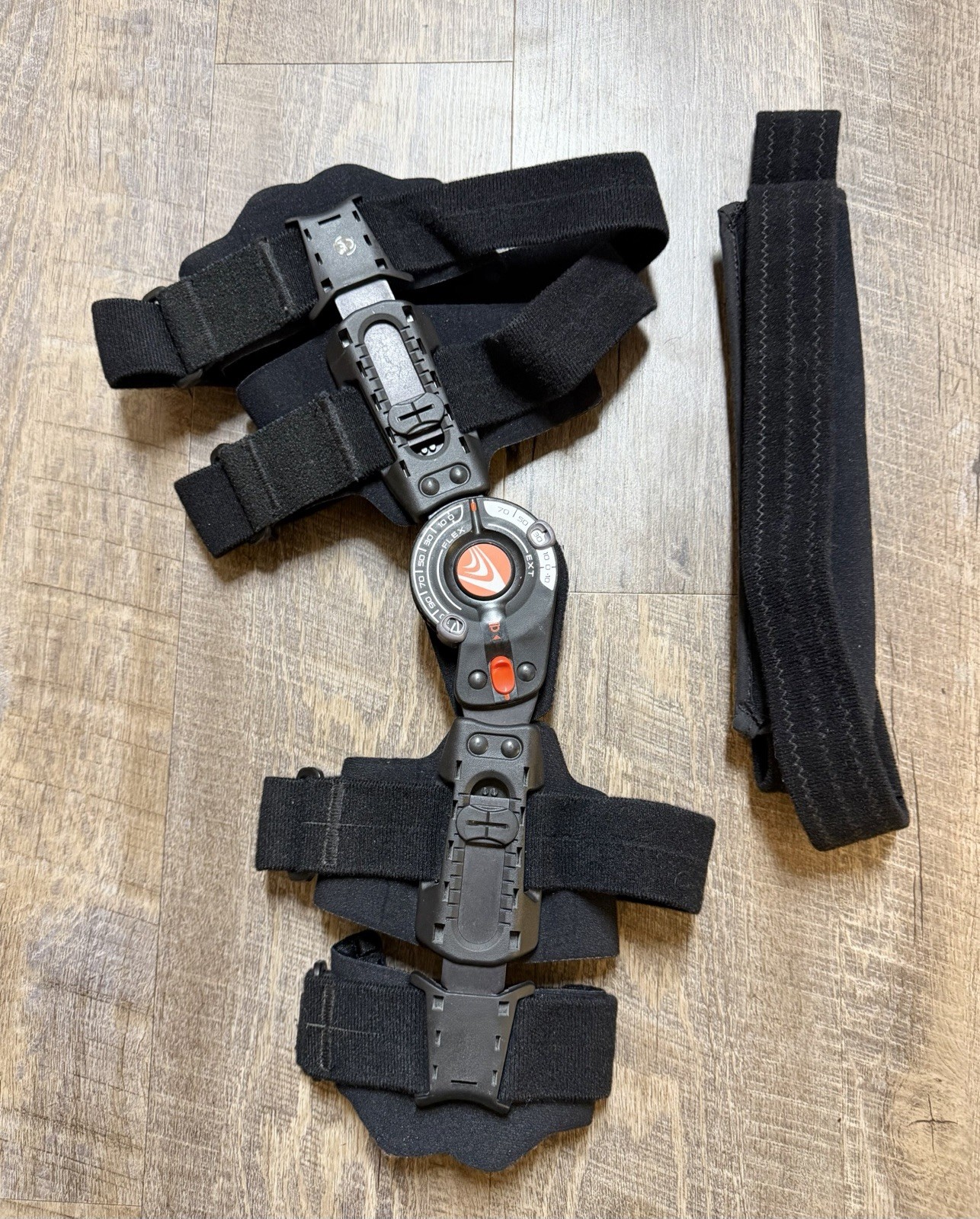 Breg T-Scope Premier Post-Op Elbow Brace – Left – Black W/ Support Strap