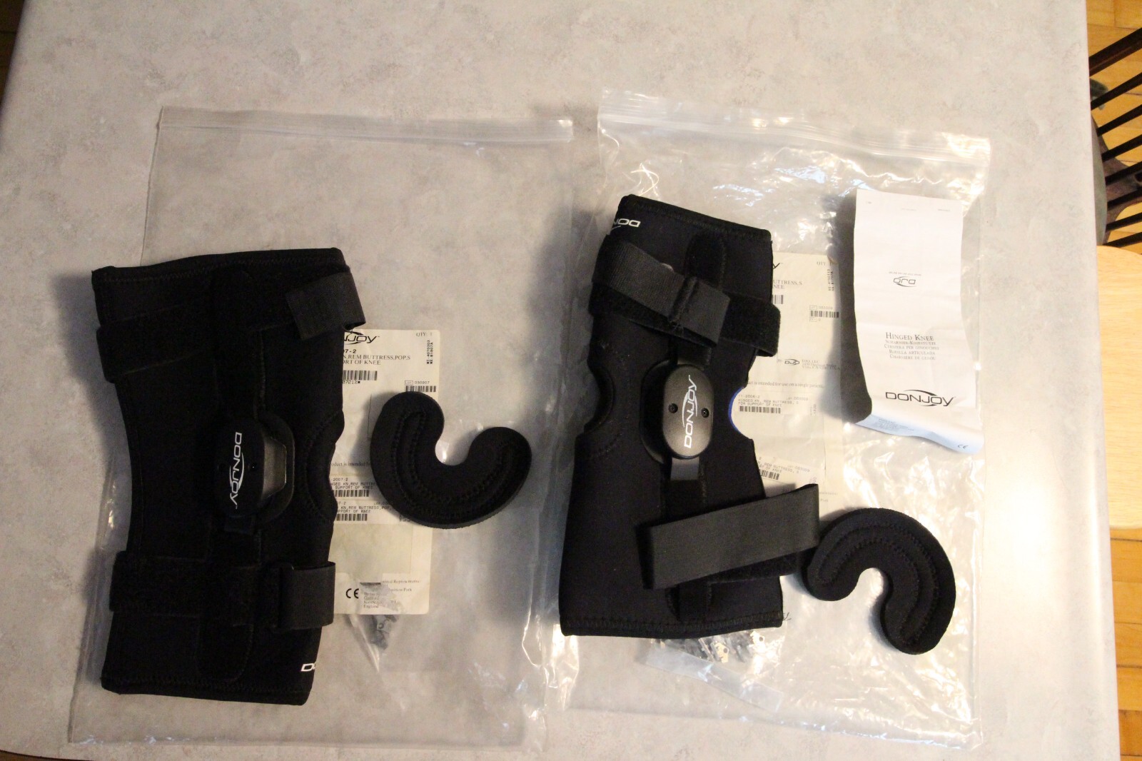 2 DONJOY Hinged Knee Support Braces Small, REM Buttress, POP, S with Carry Bag