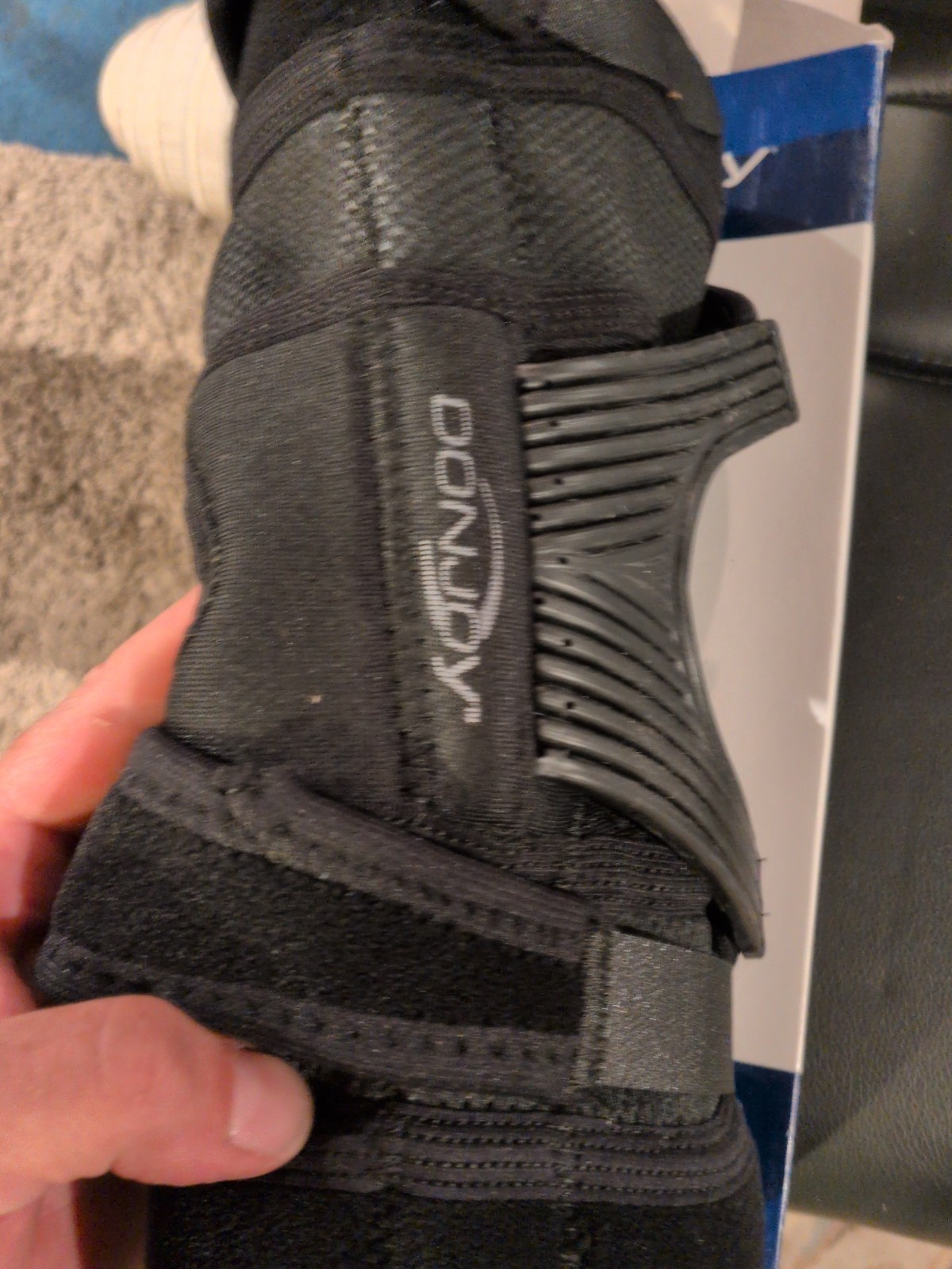 Donjoy Hinged Knee Sleeve, Right, Medium
