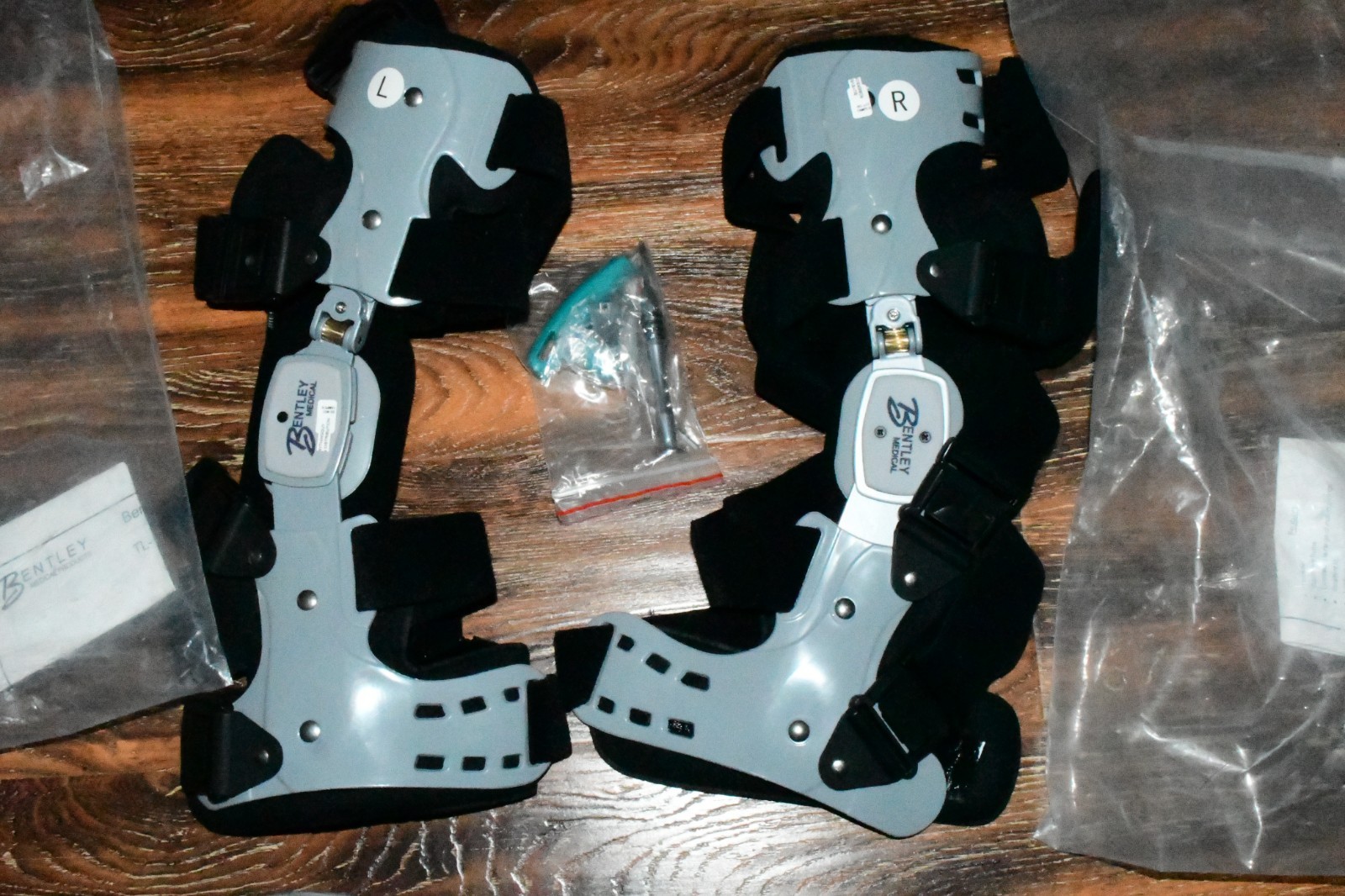 LOT OF 2 BENTLEY TL-51 UNIVERSAL KNEE BRACE 1 LEFT , 1 Right UNIVERSAL NEW 517a