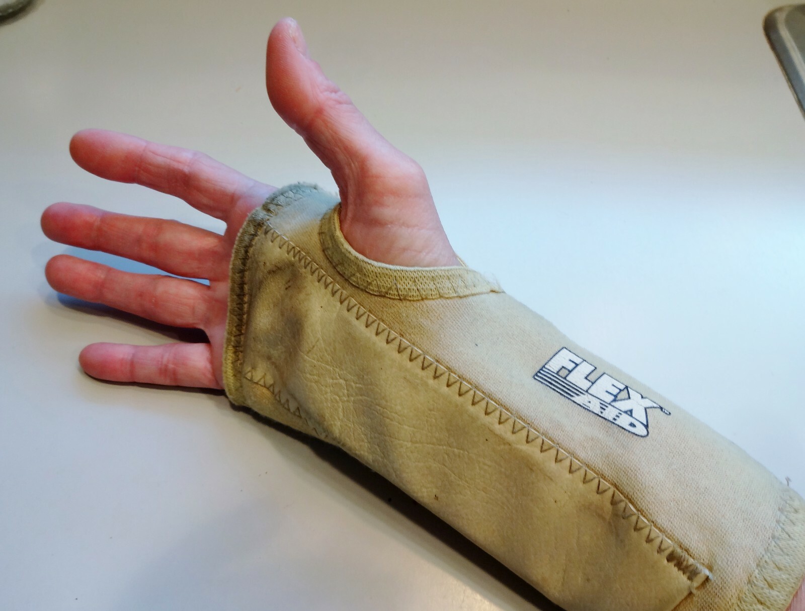 Tan FLEX AID CONTOURED WRIST SPLINT Brace Support Right Hand Small ? Medium ?