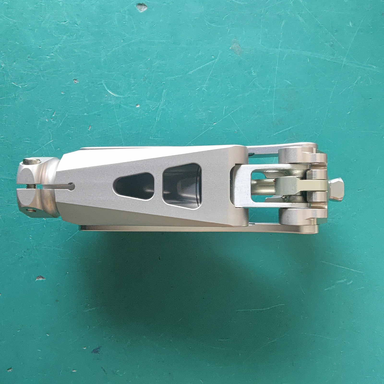5-Axis Geometric Lock Pneumatic Knee Prosthetic Aluminum Alloy 125kg