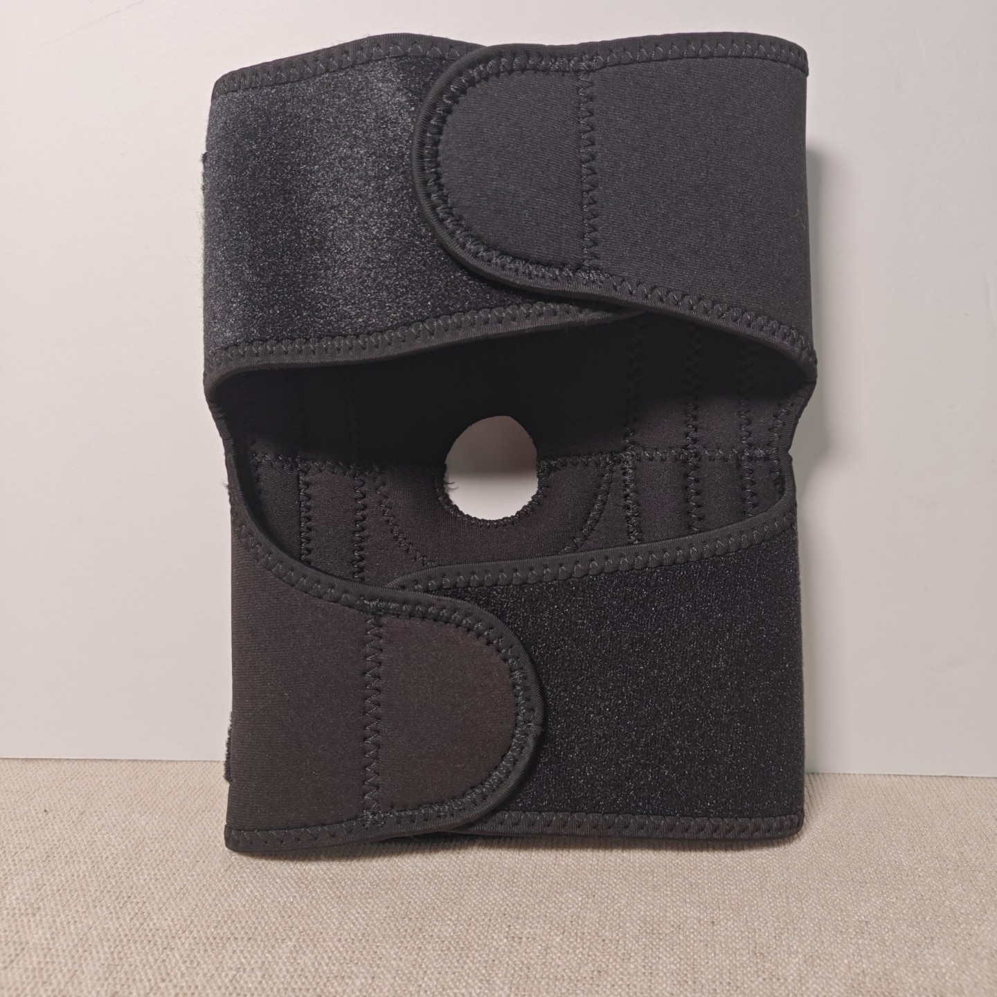 ADULT UNISEX MUELLER NEOPRENE/NYLON ADJUSTABLE KNEE BRACE – ONE SIZE FITS MOST