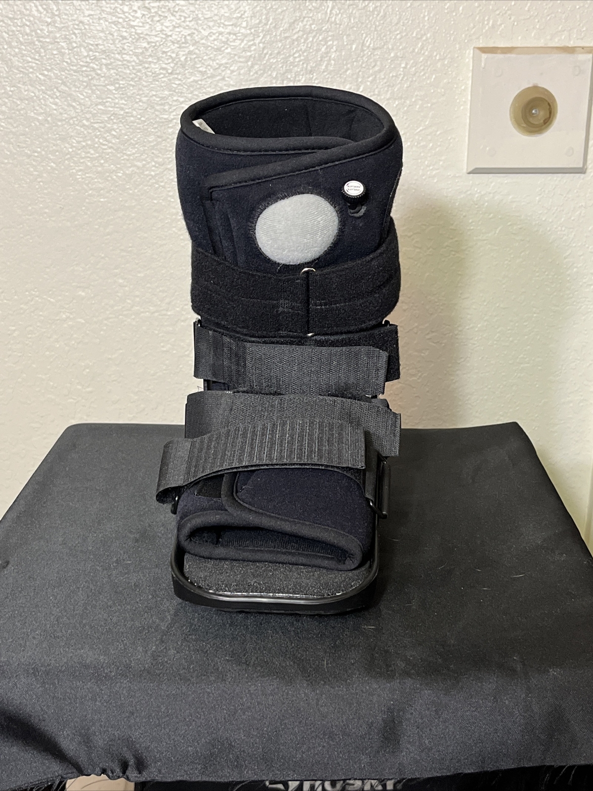 Donjoy Maxtrax Air Ankle Walker Brace Walking Boot Size: Medium