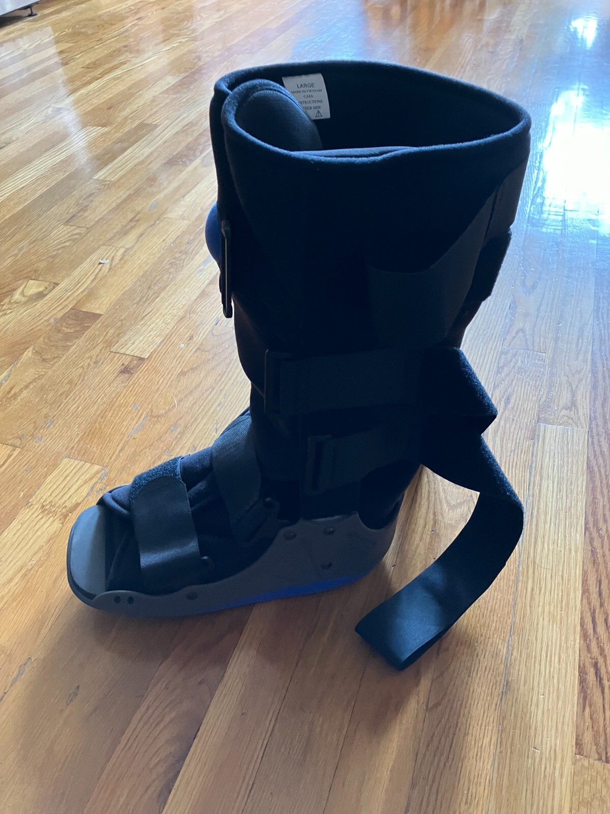 Walking boot (orthopedic), large. New. Very comfortable. Adjustable.