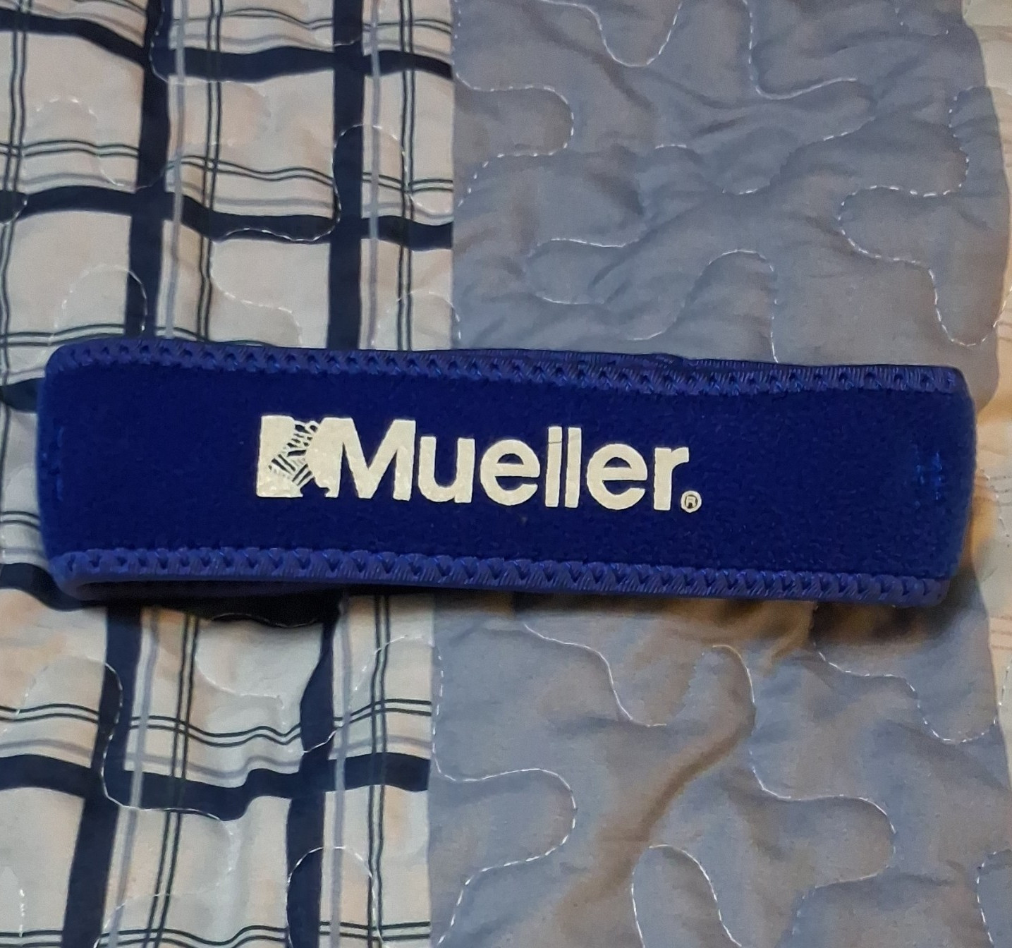 Mueller Adjustable Knee Compression Strap One Size Blue/White Stabilization
