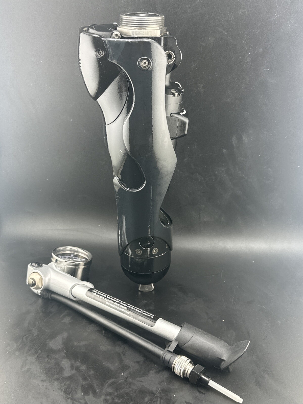 freedom plie 3 microprocessor prosthetic knee. great condition. Threaded Top