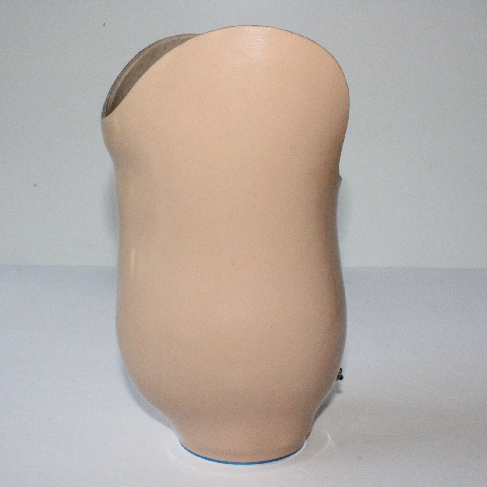 BELOW-KNEE PROSTHETIC SOCKET w/ EVOLUTION VMP-001 DISTAL BASE + VACUUM VALVE