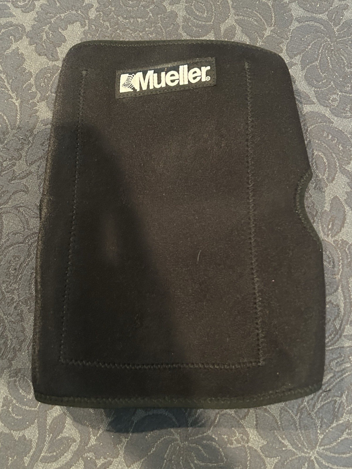 Mueller Adjustable Knee Support Brace Closed Patella Neoprene Black Soft Straps