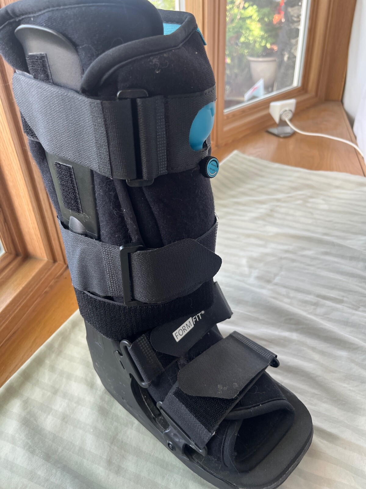 Ossur Formfit Walker Boot with Air – Medical Grade Immobilization for Strains, S