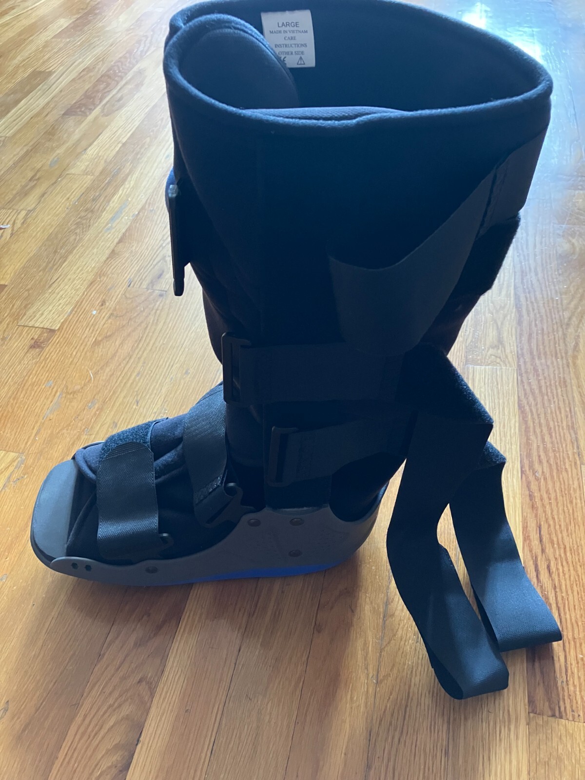 Walking boot (orthopedic), large. New. Very comfortable. Adjustable.