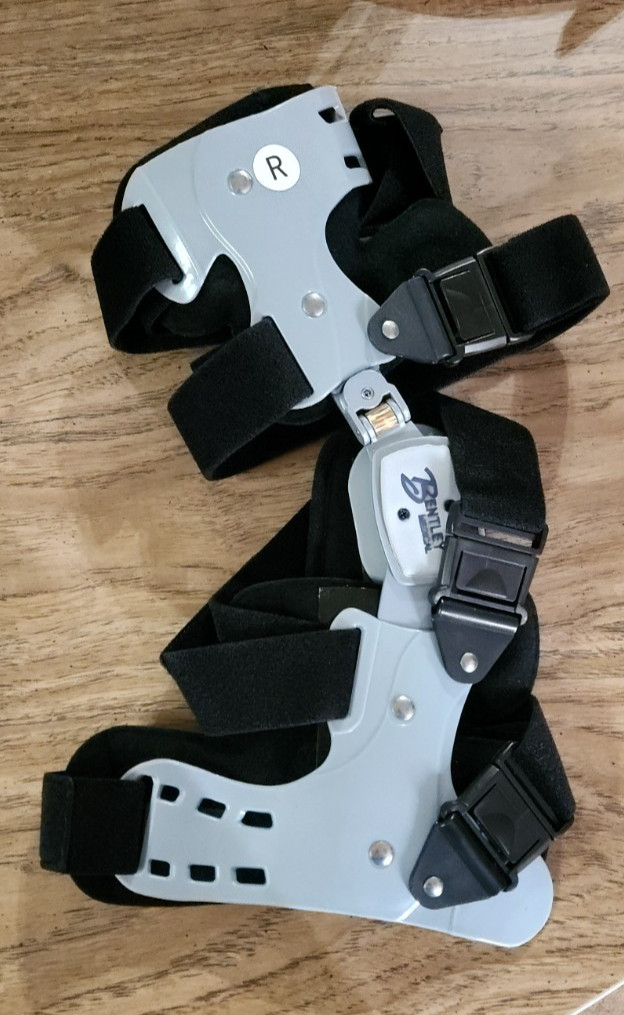 Bentley T51 Universal Knee Brace Set
