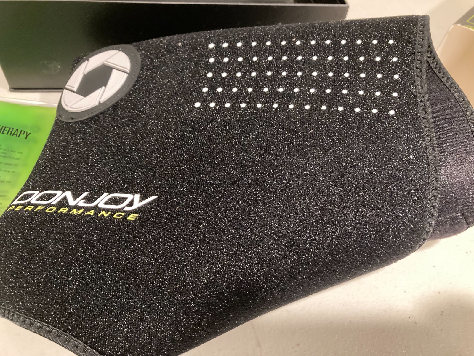 Donjoy Performance Hot Cold Therapy Compressive Shoulder Wrap
