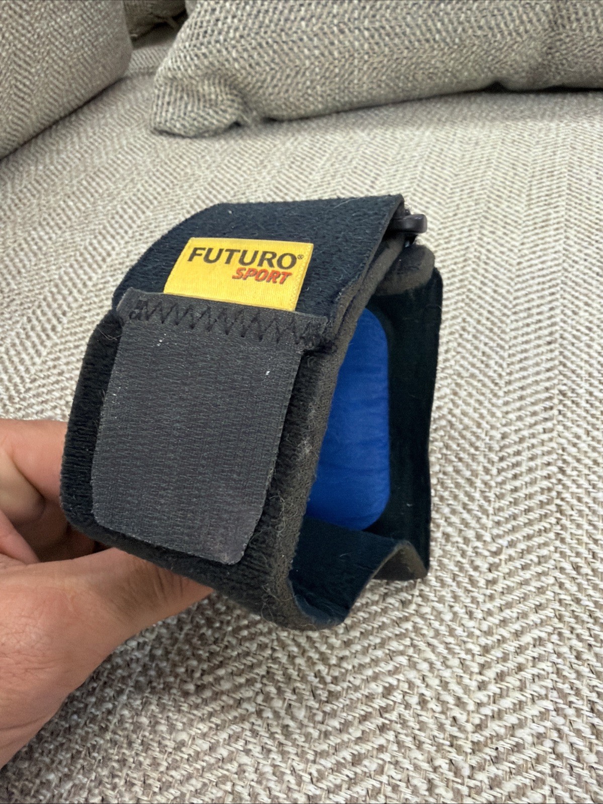 FUTURO TENNIS ELBOW BRACE ADJUSTABLE NEOPRENE WRAP AROUND STRAP COLOR BLACK