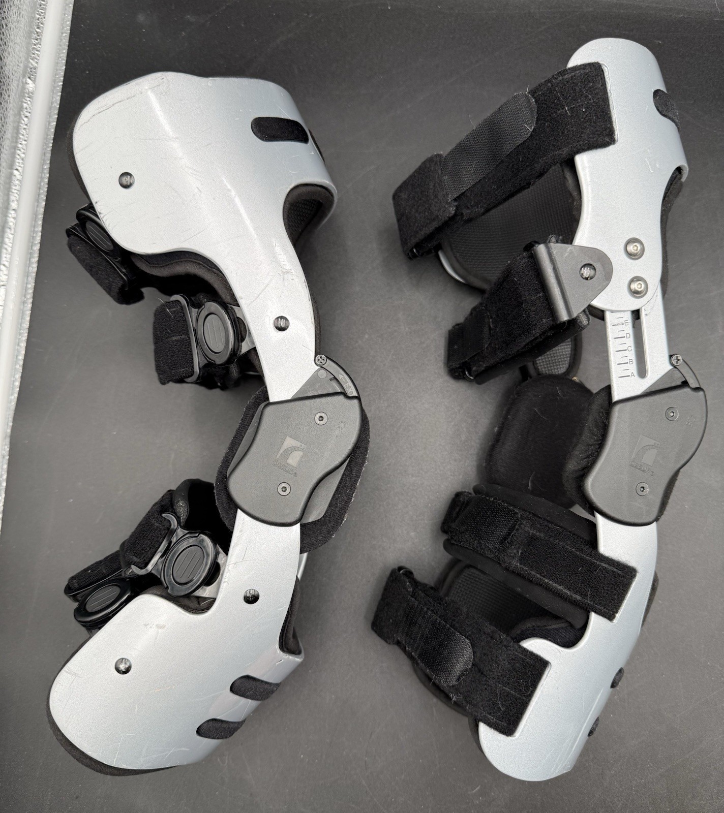 Pair Medium OSSUR OAsys Carticare Adjustable Knee Braces Silver Left & Right