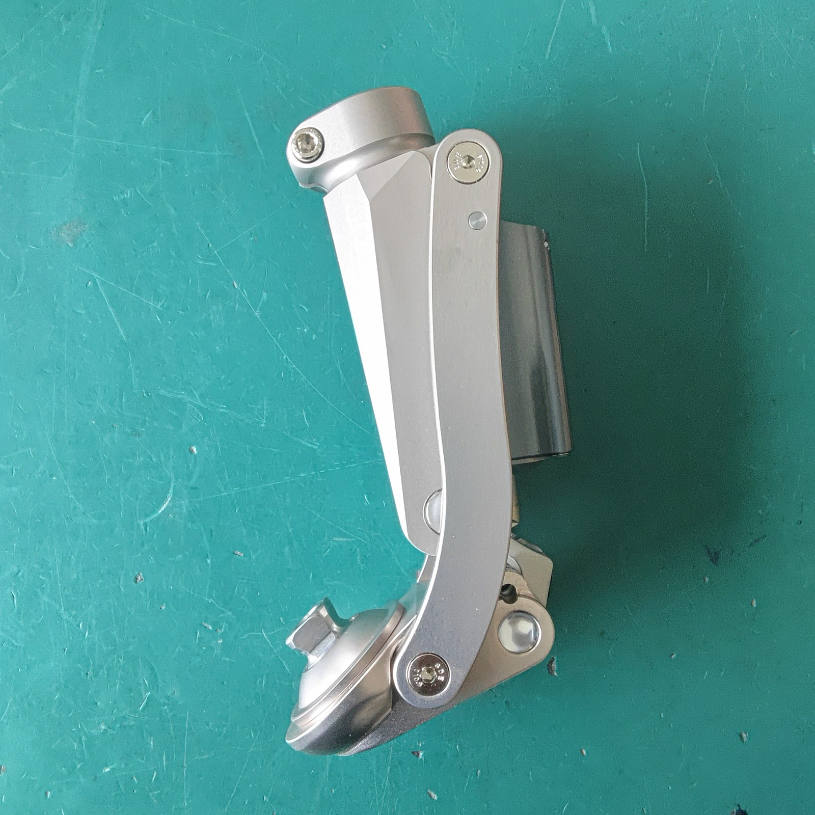 5-Axis Geometric Lock Pneumatic Knee Prosthetic Aluminum Alloy 125kg