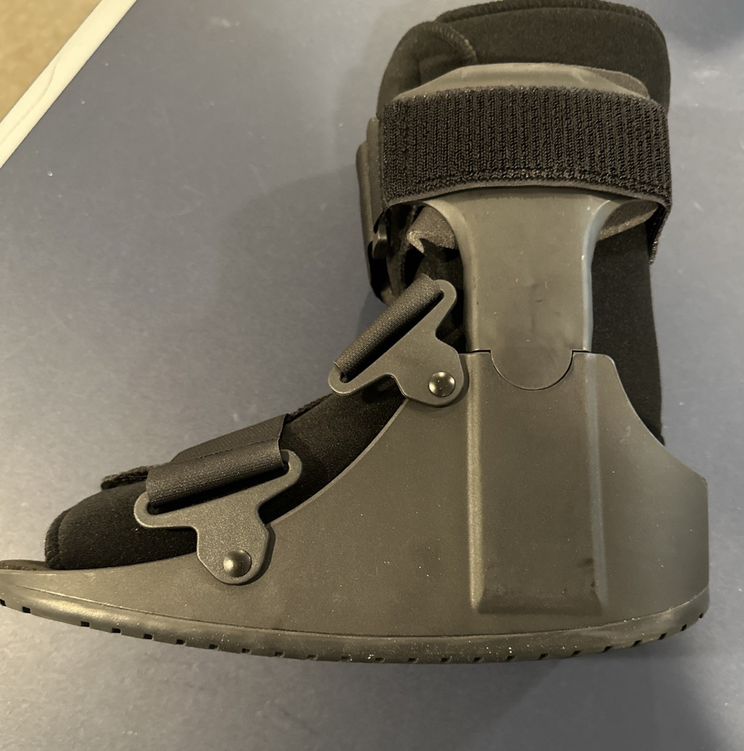 United Ortho USA14015 Short Cam Walker Fracture Boot, Medium, Black