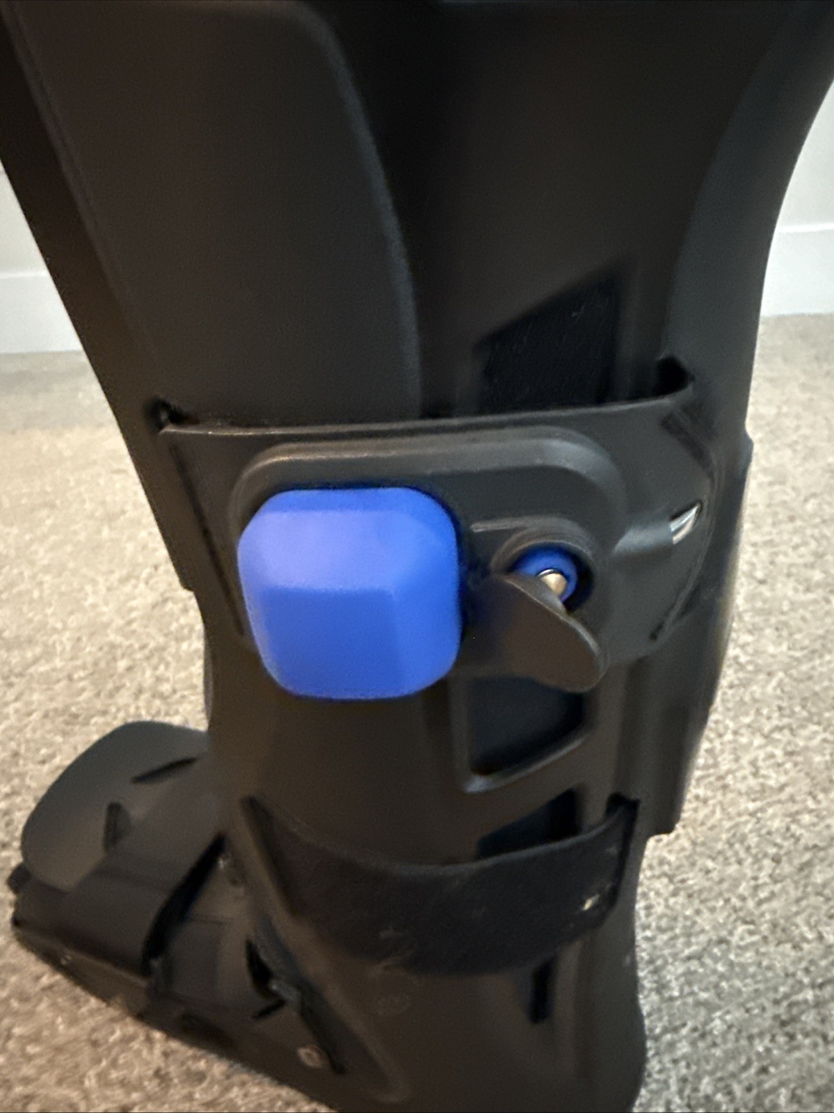 Advantage brand Medical Boot with extra comfort padding. Size Medium.