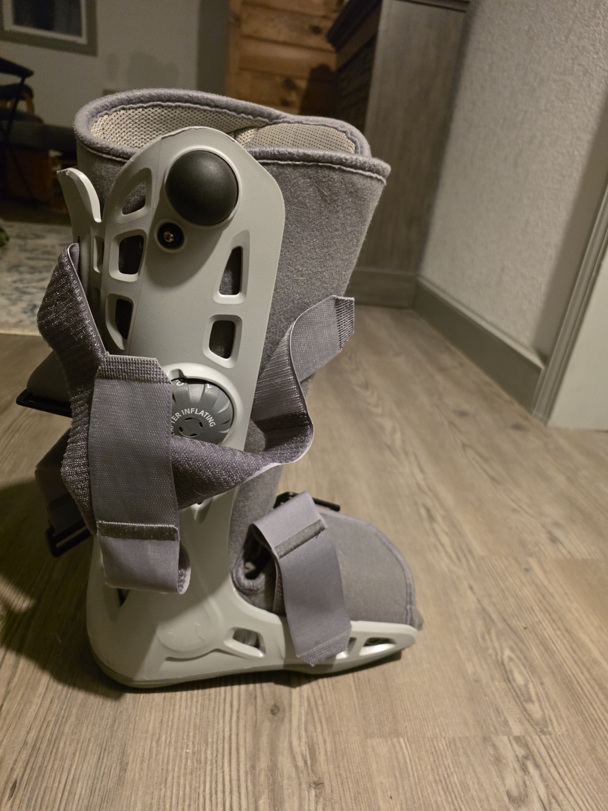 Aircast Softstrike Walking Boot Side Pump Inflation Size Medium