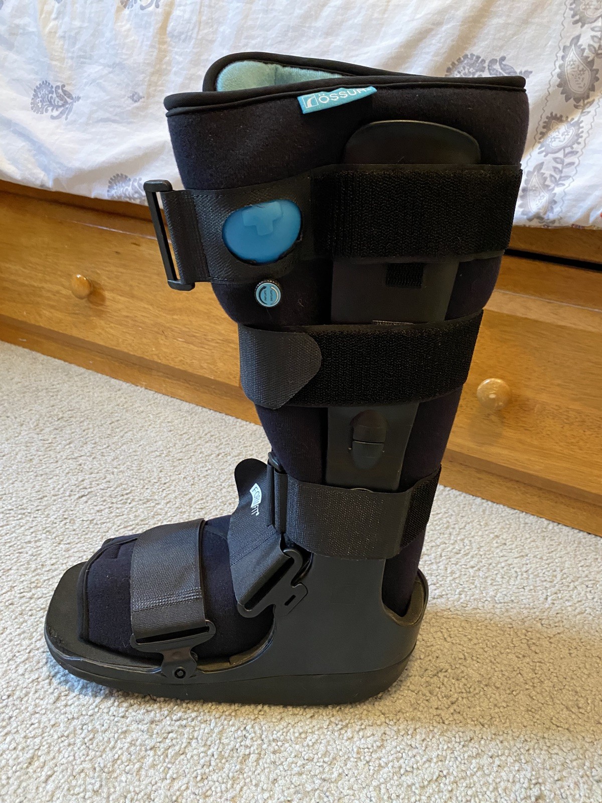 Ossur Form Fit Walking Boot- pre-owned. Medium. Mobility support