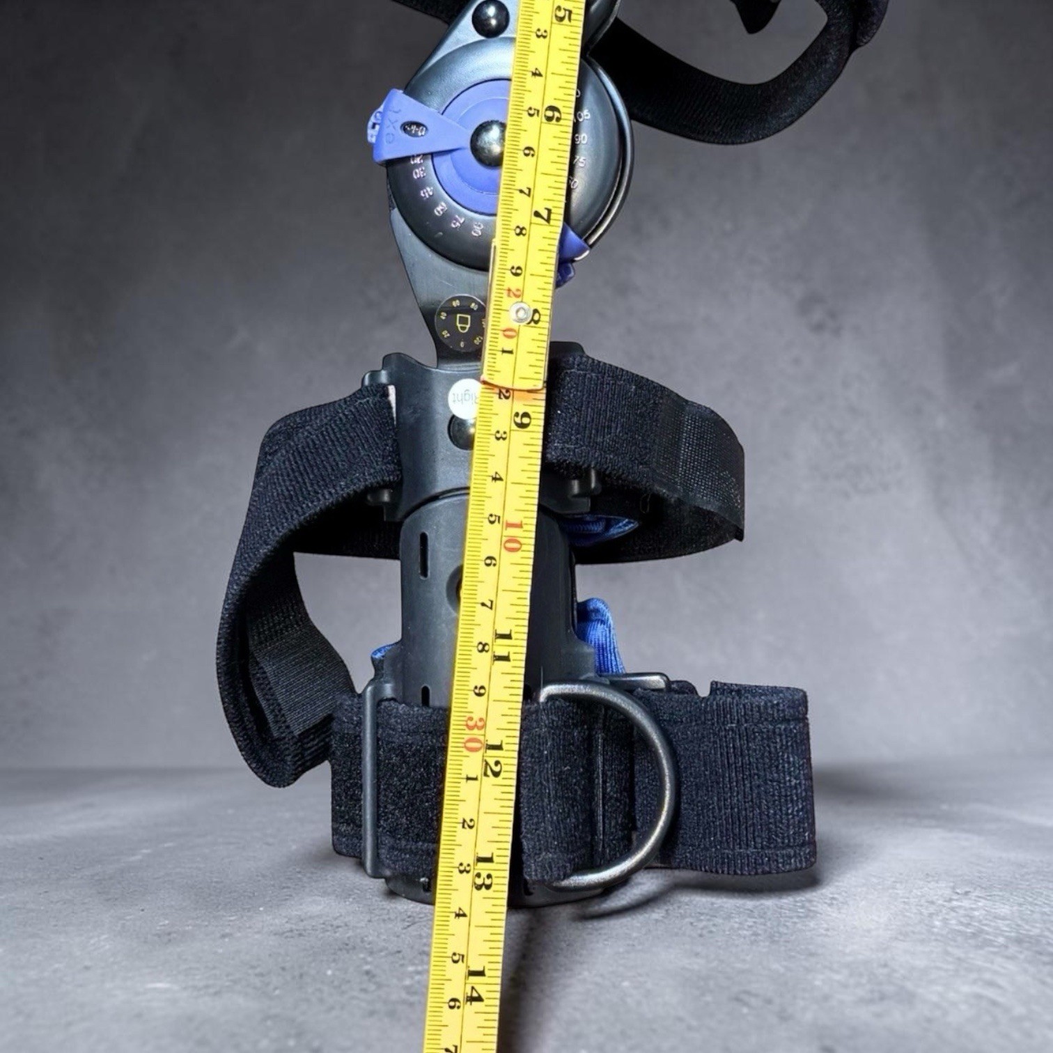 Universal Right Hinged Adjustable Knee Brace Black Straps 14 Inch