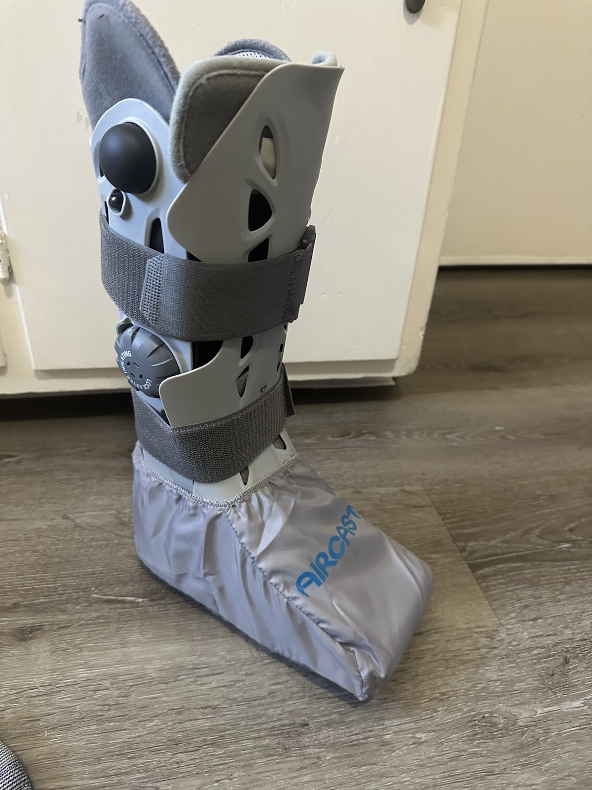 Aircast AirSelect Walker Boot Gray Size Large with Pump & Accessories