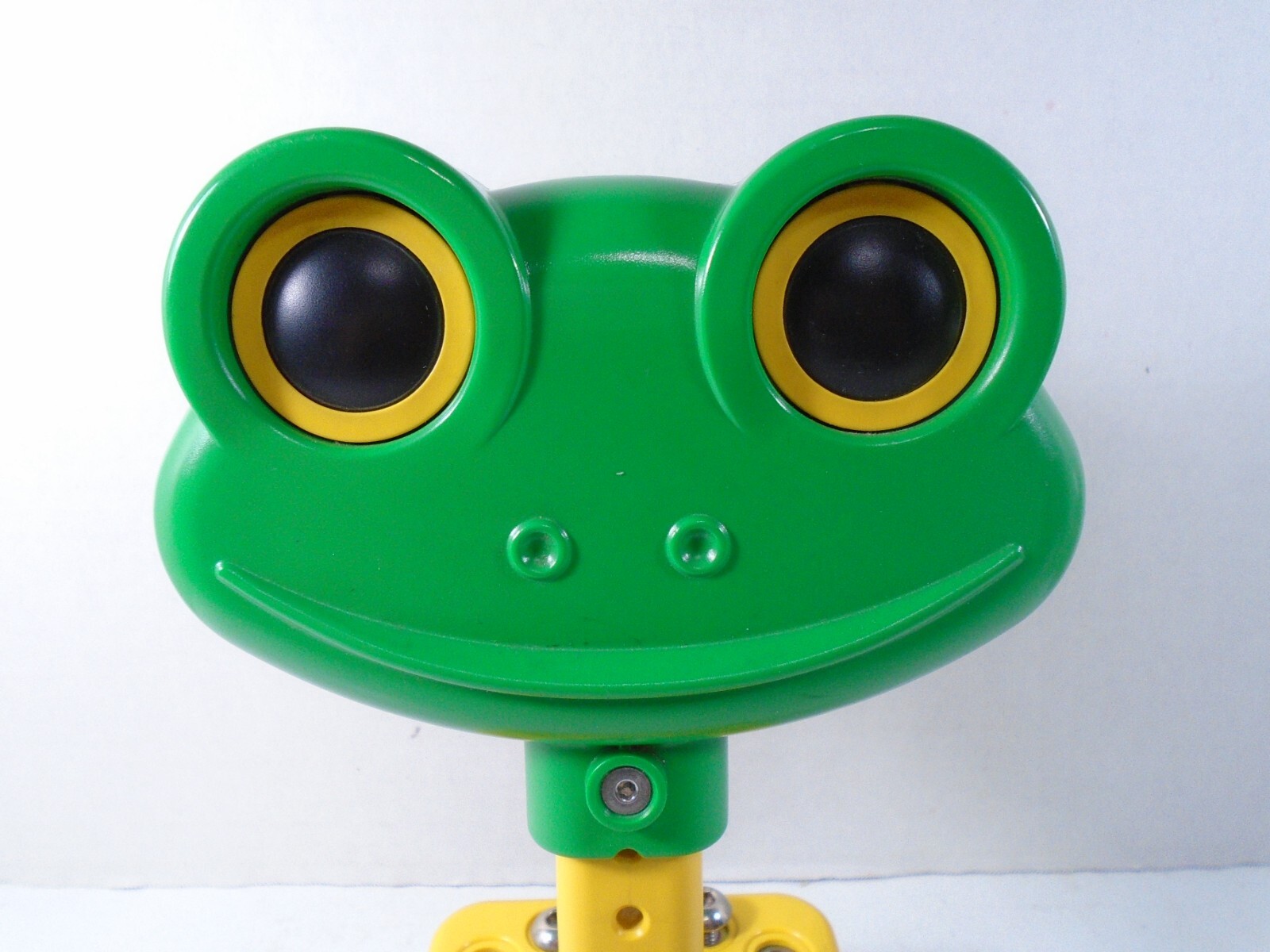 YISHIBAO–SITTING POSTURE CORRECTOR (LOOK) FROG DESIGN
