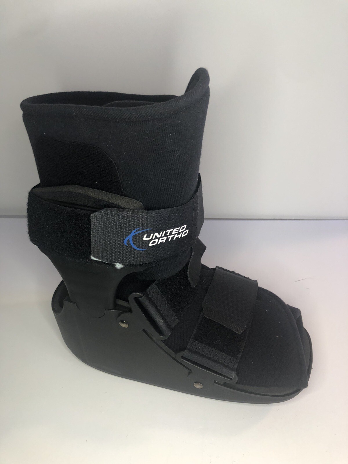 Black United Ortho Short Air Cam Walker Fracture Boot, Size Medium– New