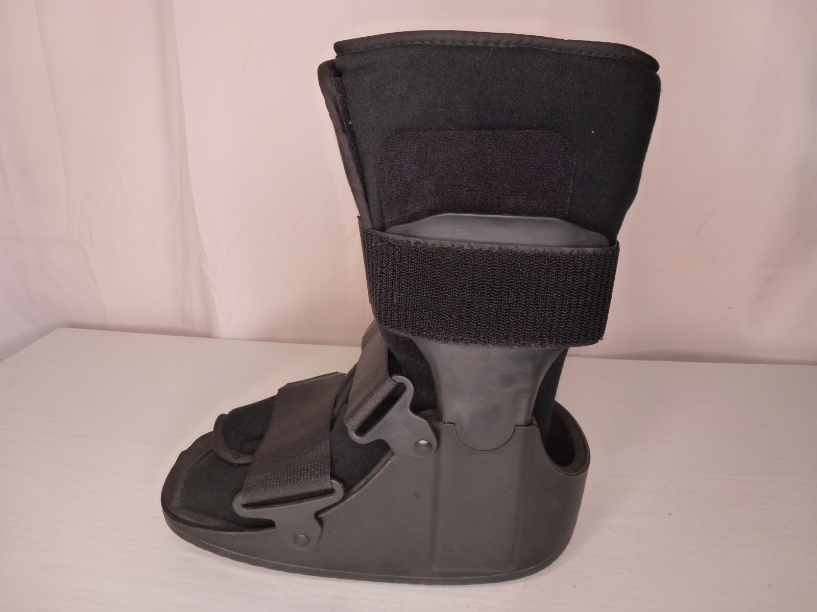 United Ortho Short Air Cam Walker Fracture Boot Small – With Instructions & Pads