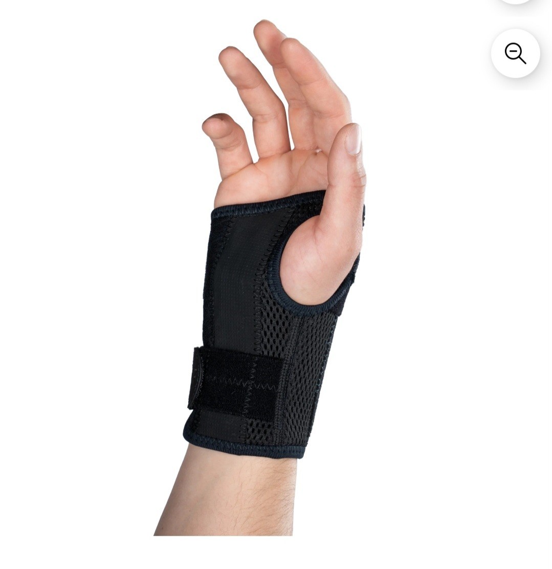 Mueller Sports Medicine Green Right Wrist Brace OSFM Black