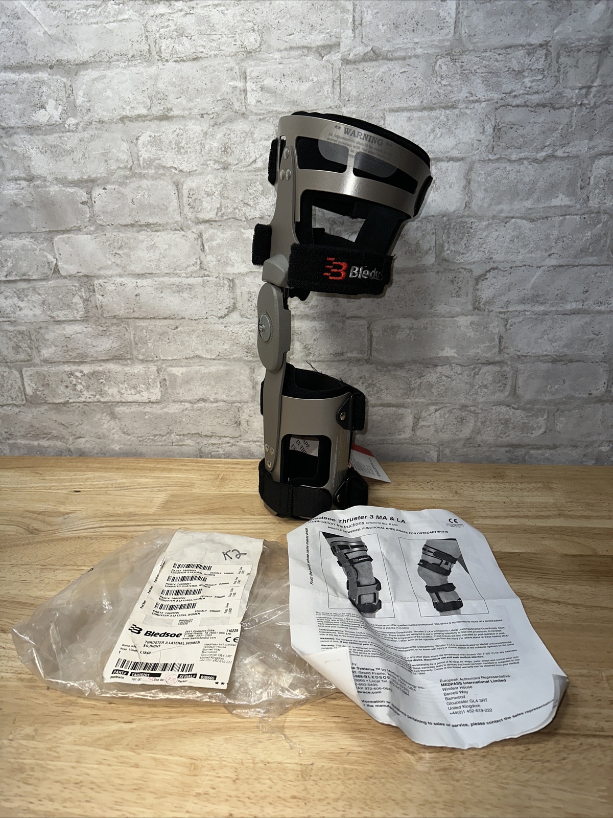 Bledsoe Thruster 3, Lateral, SIZE , XS , Right 4 Straps Black Knee Brace
