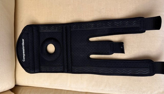 CompressionGear knee brace with side stabilizers